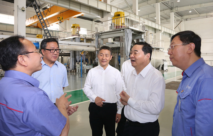 郝鹏与Z6尊龙凯时集团一线科技人员深刻互换