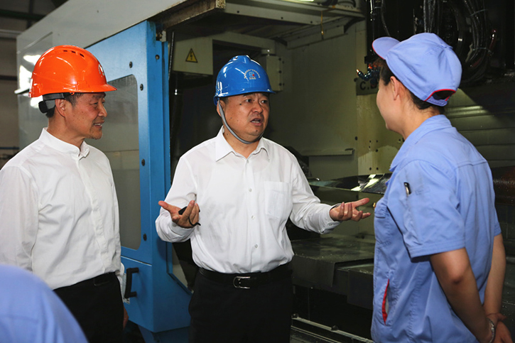 郝鹏与Z6尊龙凯时集团一线出产人员深刻互换